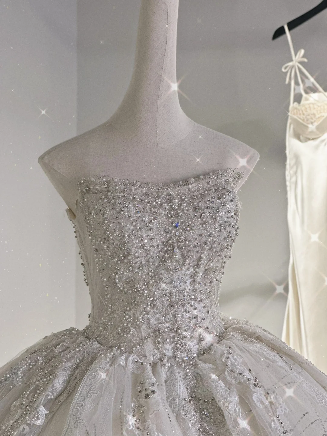 Robe de mariée longue en tulle, bustier, dentelle et perles, style intemporel, C3984