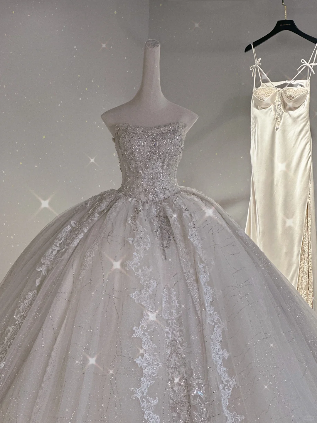 Robe de mariée longue en tulle, bustier, dentelle et perles, style intemporel, C3984