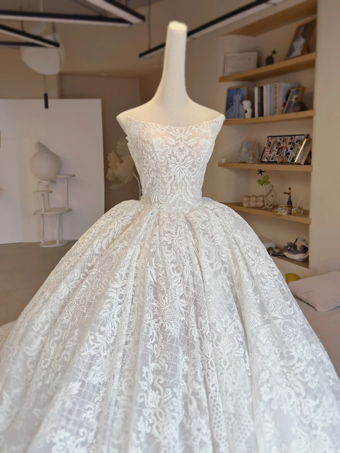 Vintage Ball Gown Strapless White Tulle Lace Long Wedding Dresses C3985