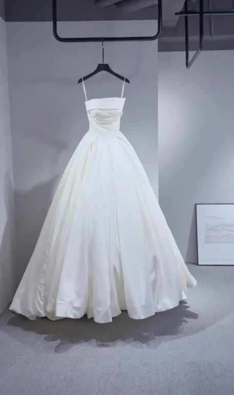 Robe de mariée longue élégante en taffetas à bretelles spaghetti C3987