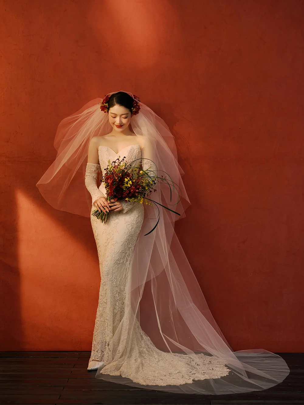 Robe de mariée sirène bustier en satin et dentelle avec manches longues C3998