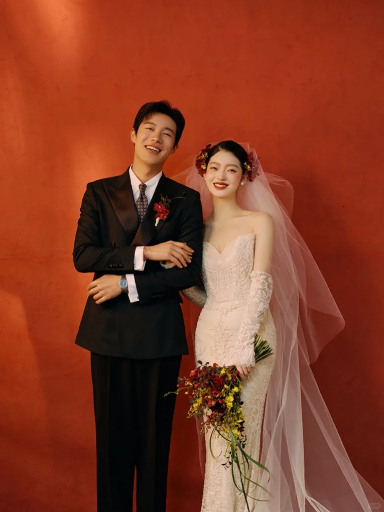 Robe de mariée sirène bustier en satin et dentelle avec manches longues C3998