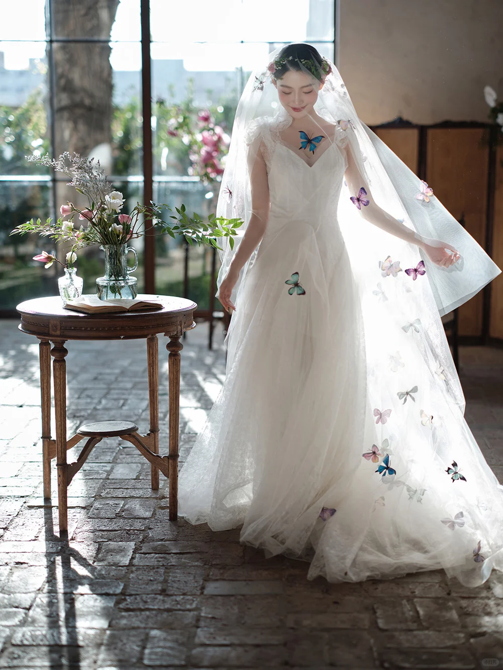 Robe de mariée longue en tulle et dentelle, coupe trapèze, bretelles spaghetti et voile, C4000