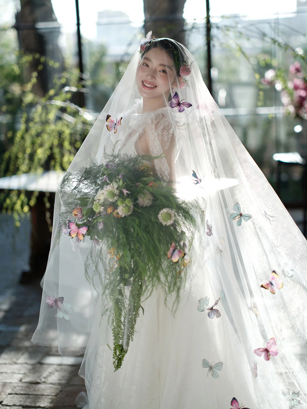 Robe de mariée longue en tulle et dentelle, coupe trapèze, bretelles spaghetti et voile, C4000
