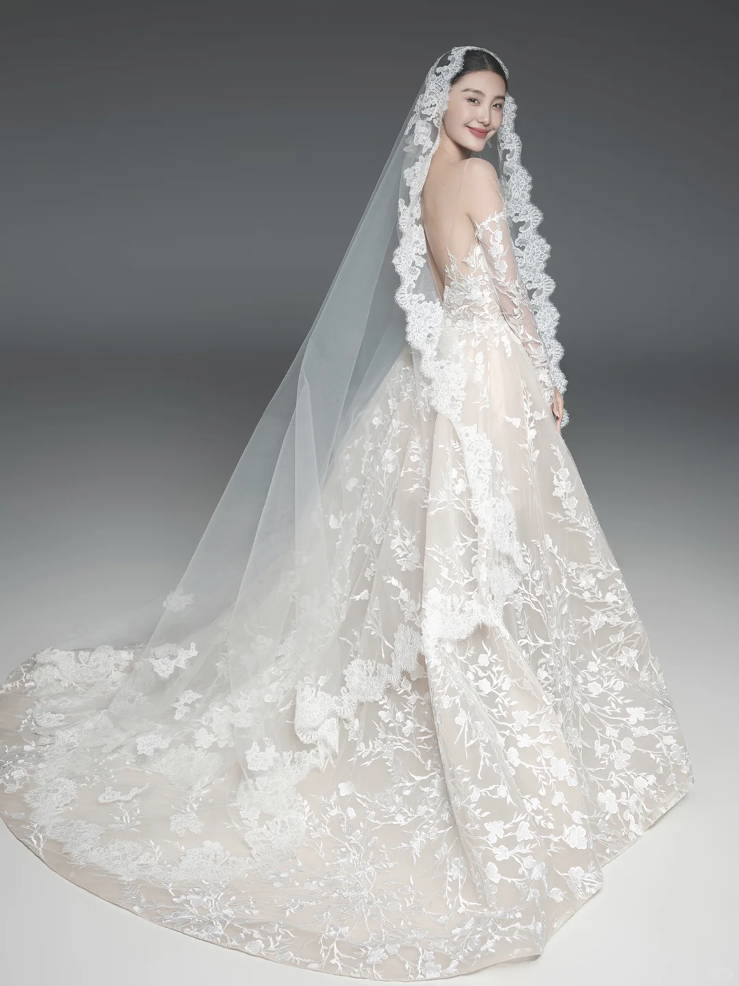 Robe de mariée vintage en satin, épaules dénudées, dos nu, manches longues, avec voile, C4002