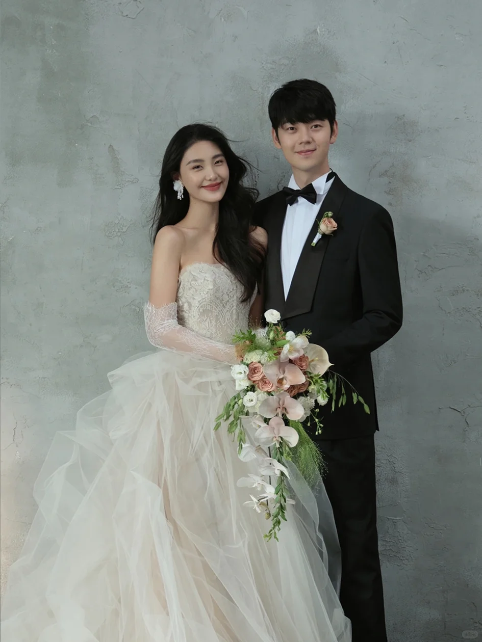 Robe de mariée longue vintage en tulle et dentelle, sans bretelles, avec gants, C4003