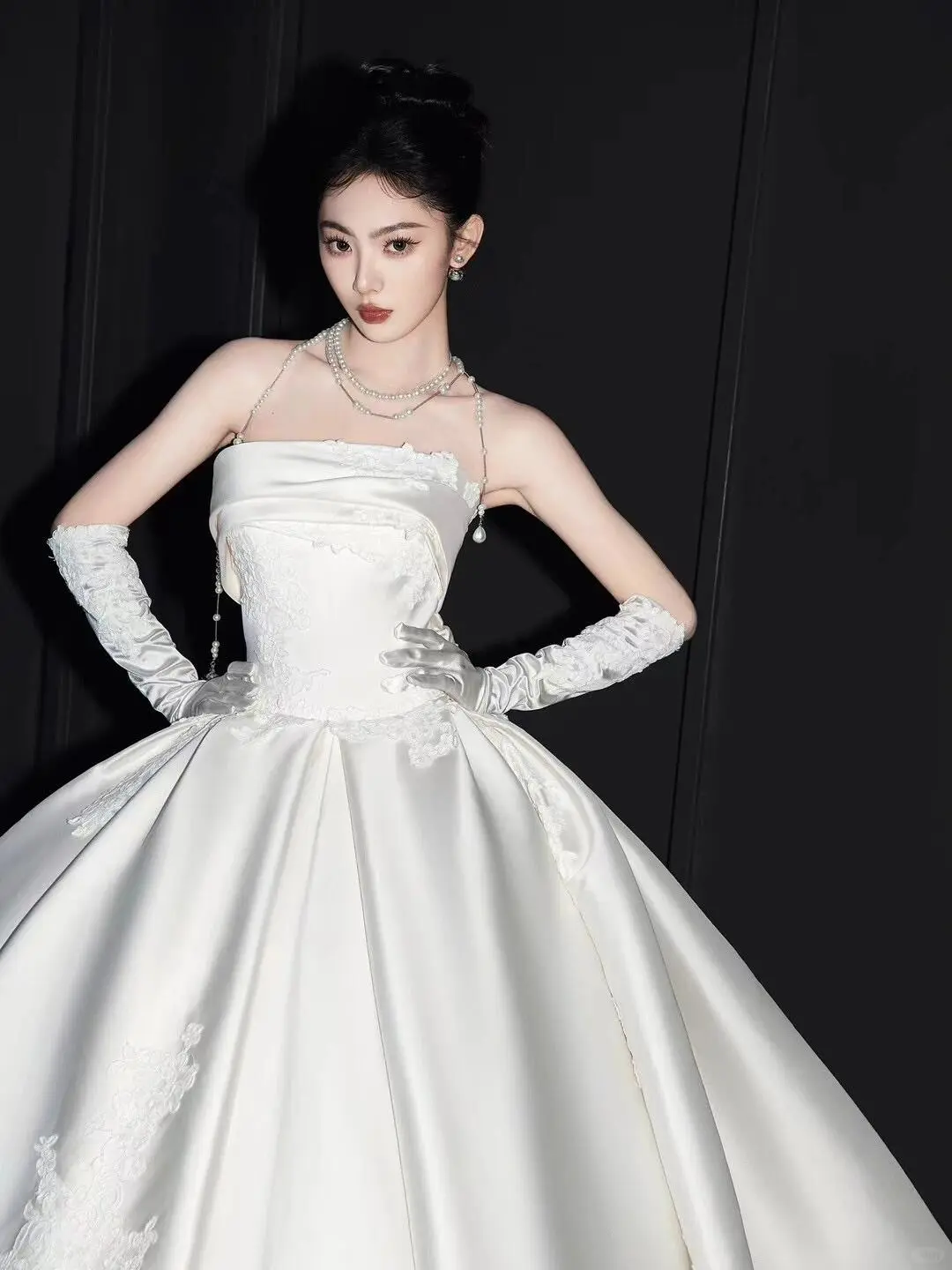 Robe de mariée longue en satin sans bretelles, style bal intemporel, avec des gants et des appliques, C4005