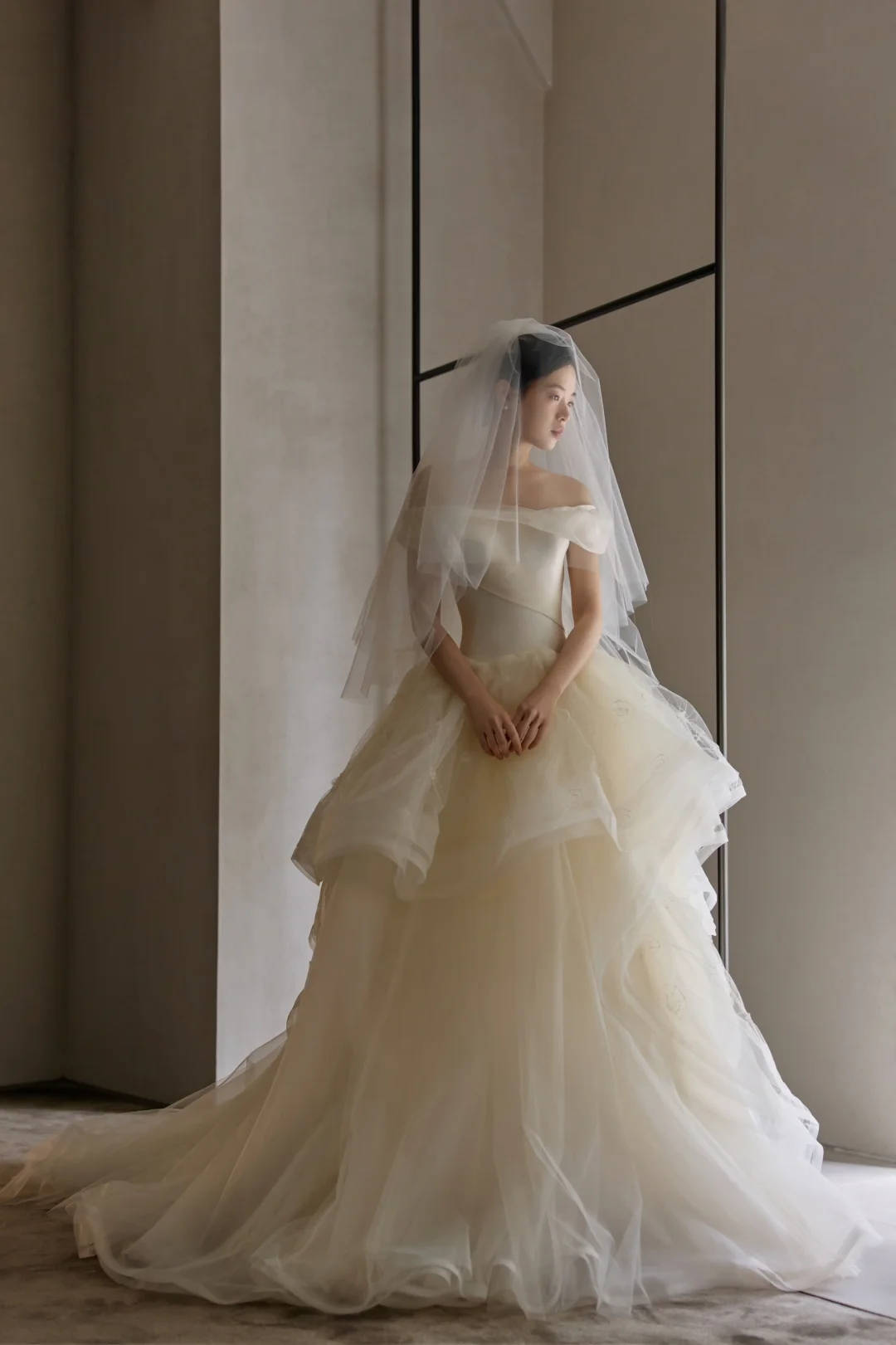 Robe de mariée longue en tulle et voile, épaules dénudées, jolie robe de bal C4015