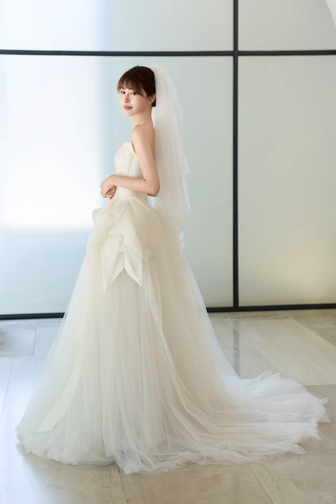 Robe de mariée longue élégante en tulle sans bretelles avec voile C4016