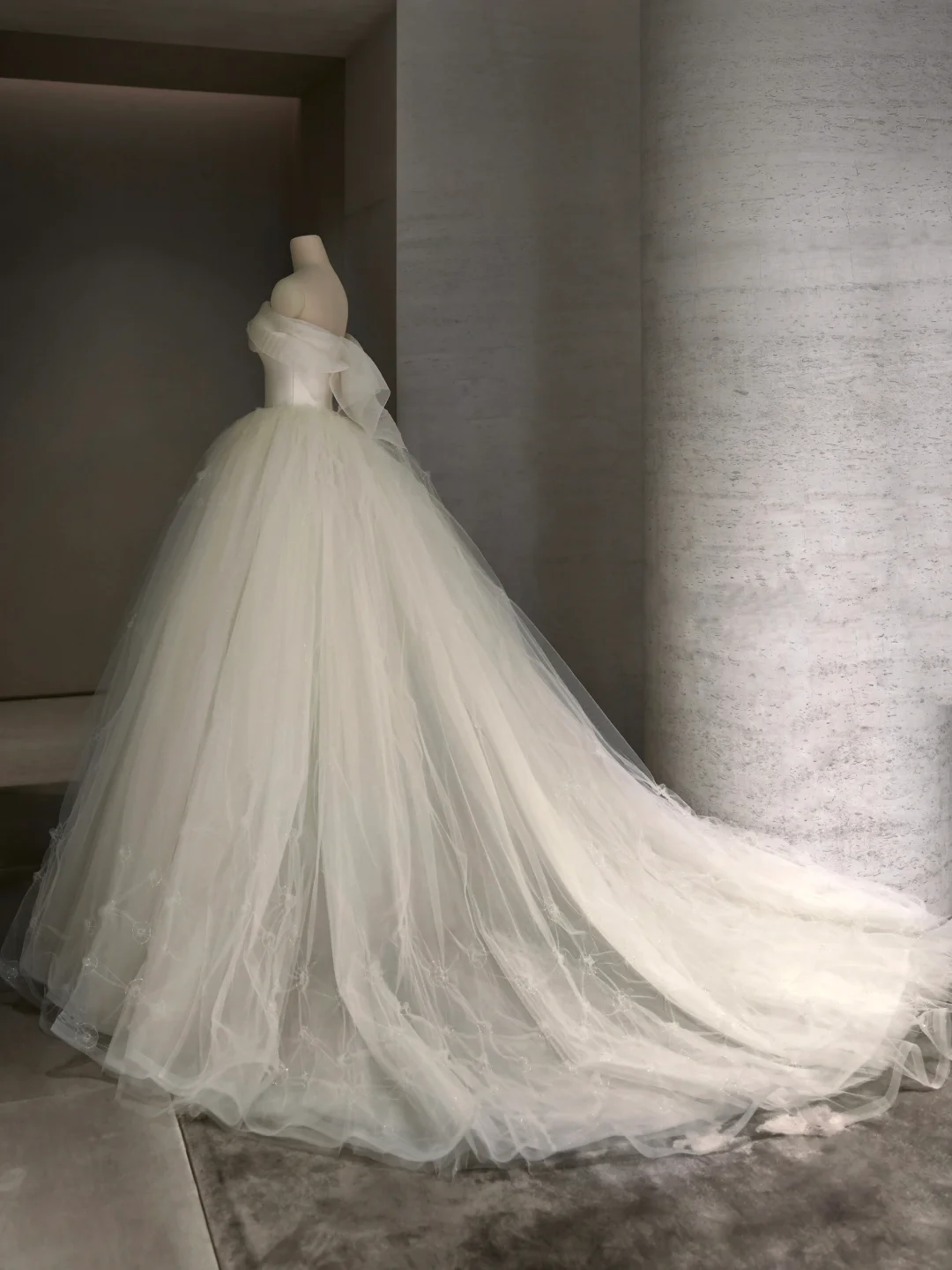 Robe de mariée longue en satin et tulle avec voile, style robe de bal, C4017