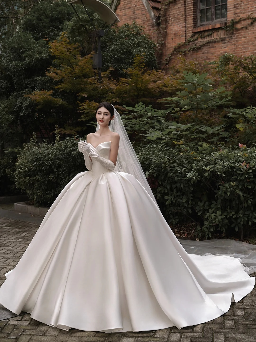 Robe de mariée longue en satin sans bretelles, intemporelle, avec des gants en voile, C4018