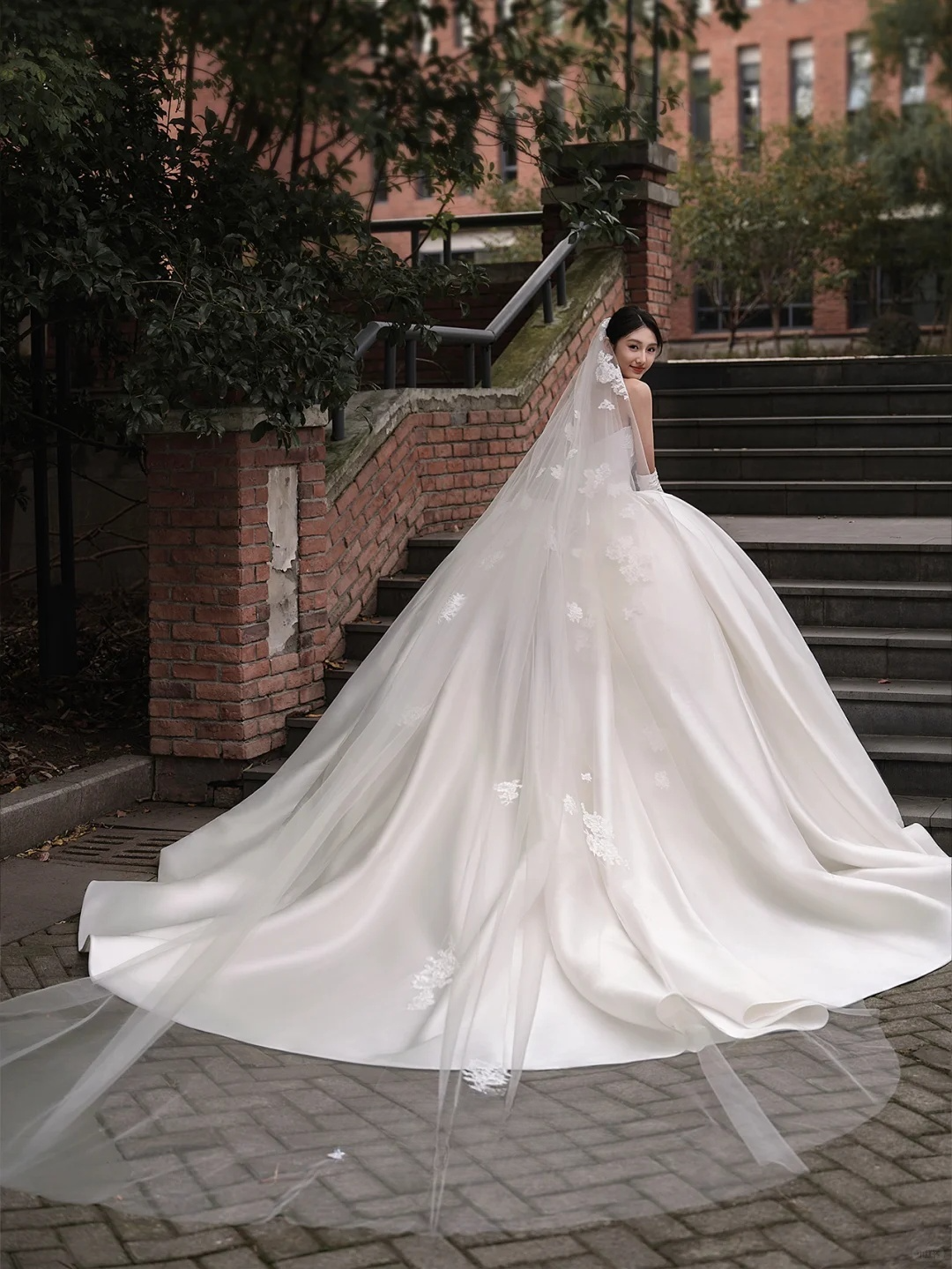 Robe de mariée longue en satin sans bretelles, intemporelle, avec des gants en voile, C4018