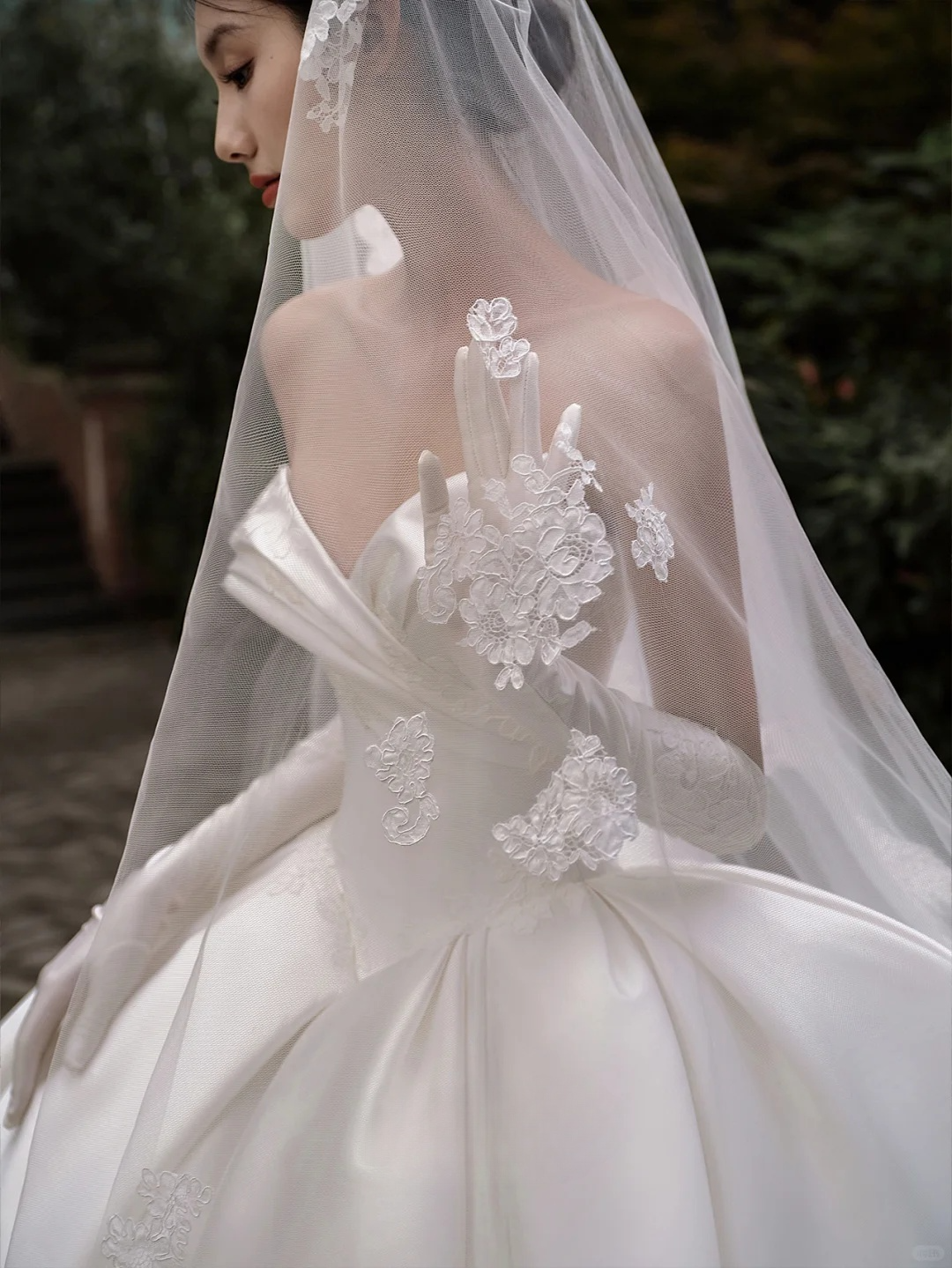 Robe de mariée longue en satin sans bretelles, intemporelle, avec des gants en voile, C4018