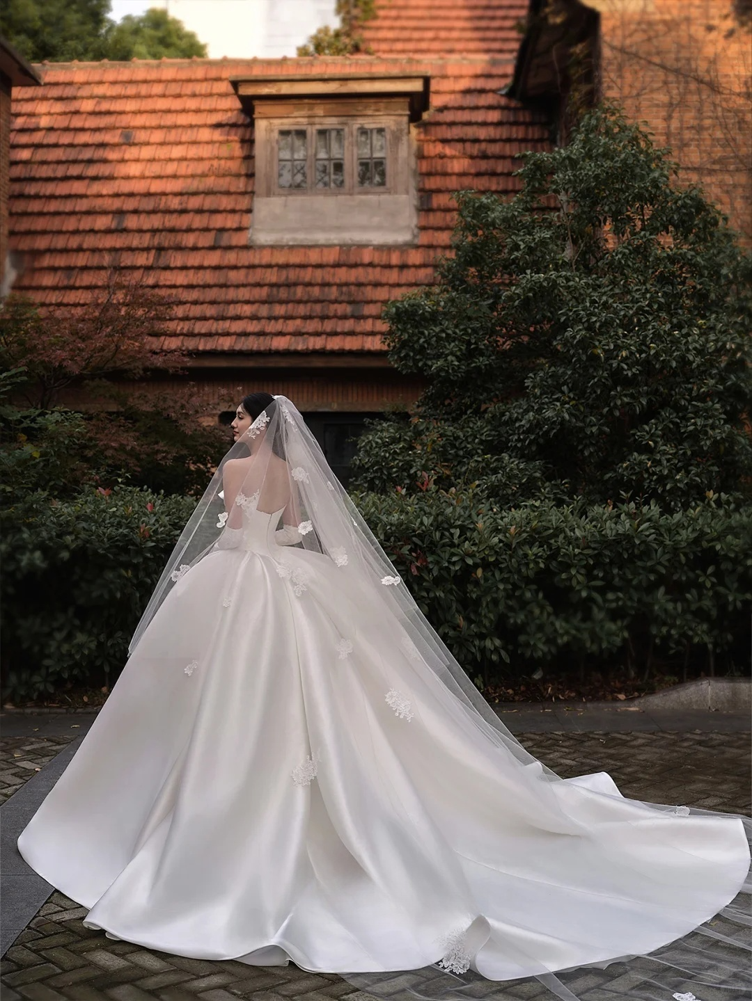 Robe de mariée longue en satin sans bretelles, intemporelle, avec des gants en voile, C4018