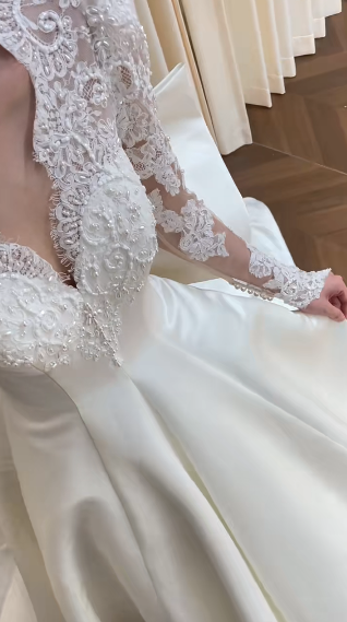 Robe de mariée élégante, col en V, satin, dentelle, manches longues, avec voile, C4020