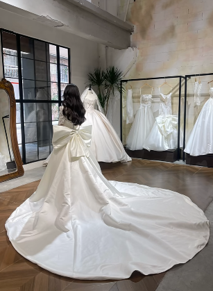 Robe de mariée élégante, col en V, satin, dentelle, manches longues, avec voile, C4020