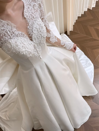 Robe de mariée élégante, col en V, satin, dentelle, manches longues, avec voile, C4020