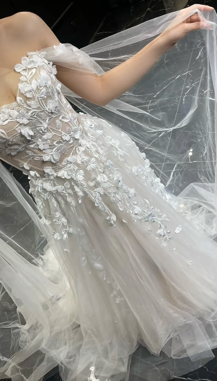 Jolie robe de mariée longue en tulle avec appliques et épaules dénudées, coupe trapèze, C4025