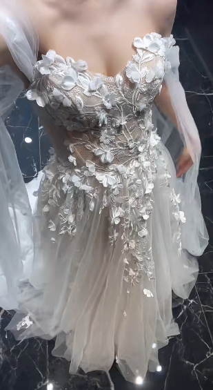 Jolie robe de mariée longue en tulle avec appliques et épaules dénudées, coupe trapèze, C4025