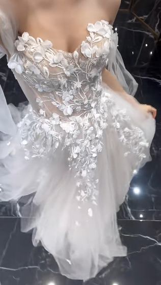 Jolie robe de mariée longue en tulle avec appliques et épaules dénudées, coupe trapèze, C4025