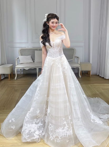 Robe de mariée longue en tulle à épaules dénudées et coupe trapèze C4026