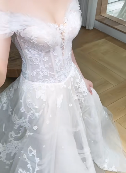 Robe de mariée longue en tulle à épaules dénudées et coupe trapèze C4026