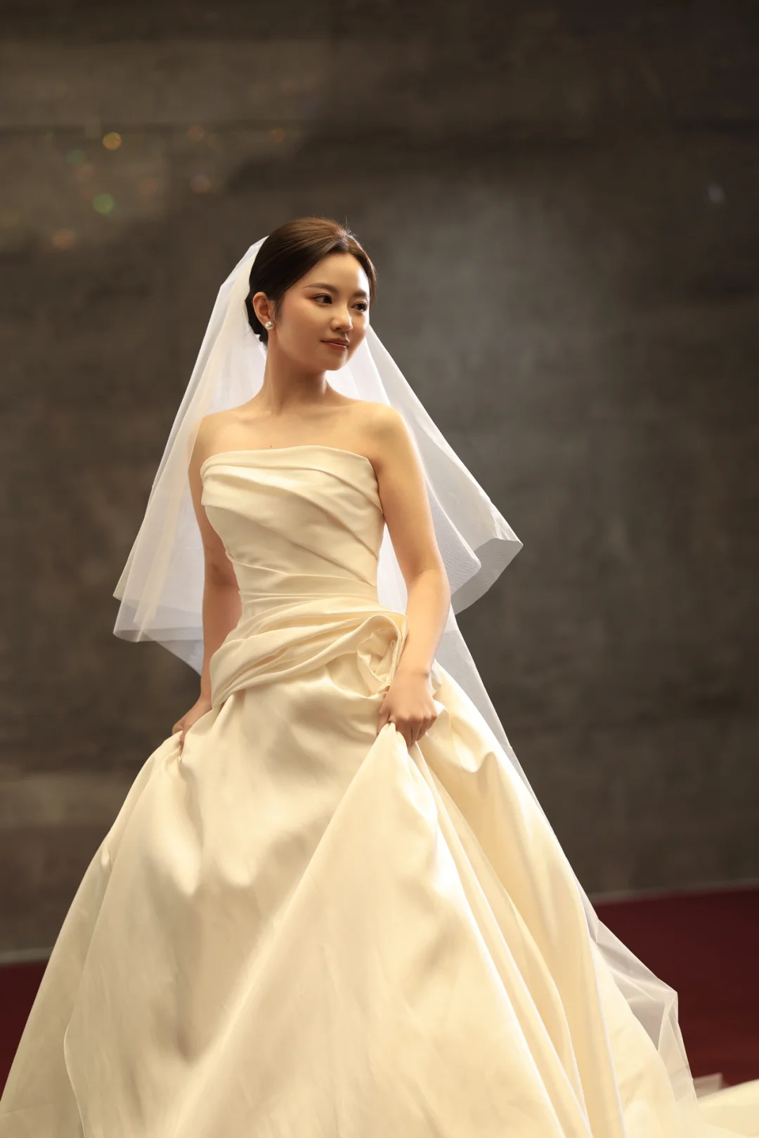 Robe de mariée longue élégante en satin à épaules dénudées et voile C4027