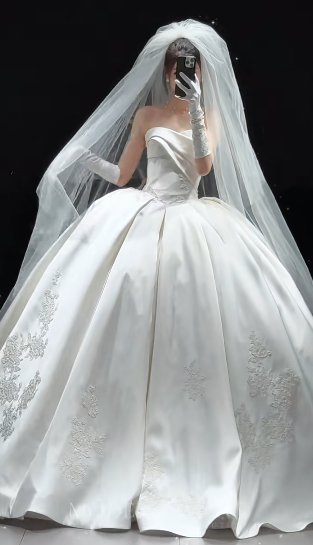 Robe de mariée longue bustier en satin avec appliques et gants en voile, style intemporel, C4029