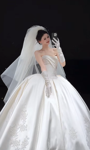 Robe de mariée longue bustier en satin avec appliques et gants en voile, style intemporel, C4029
