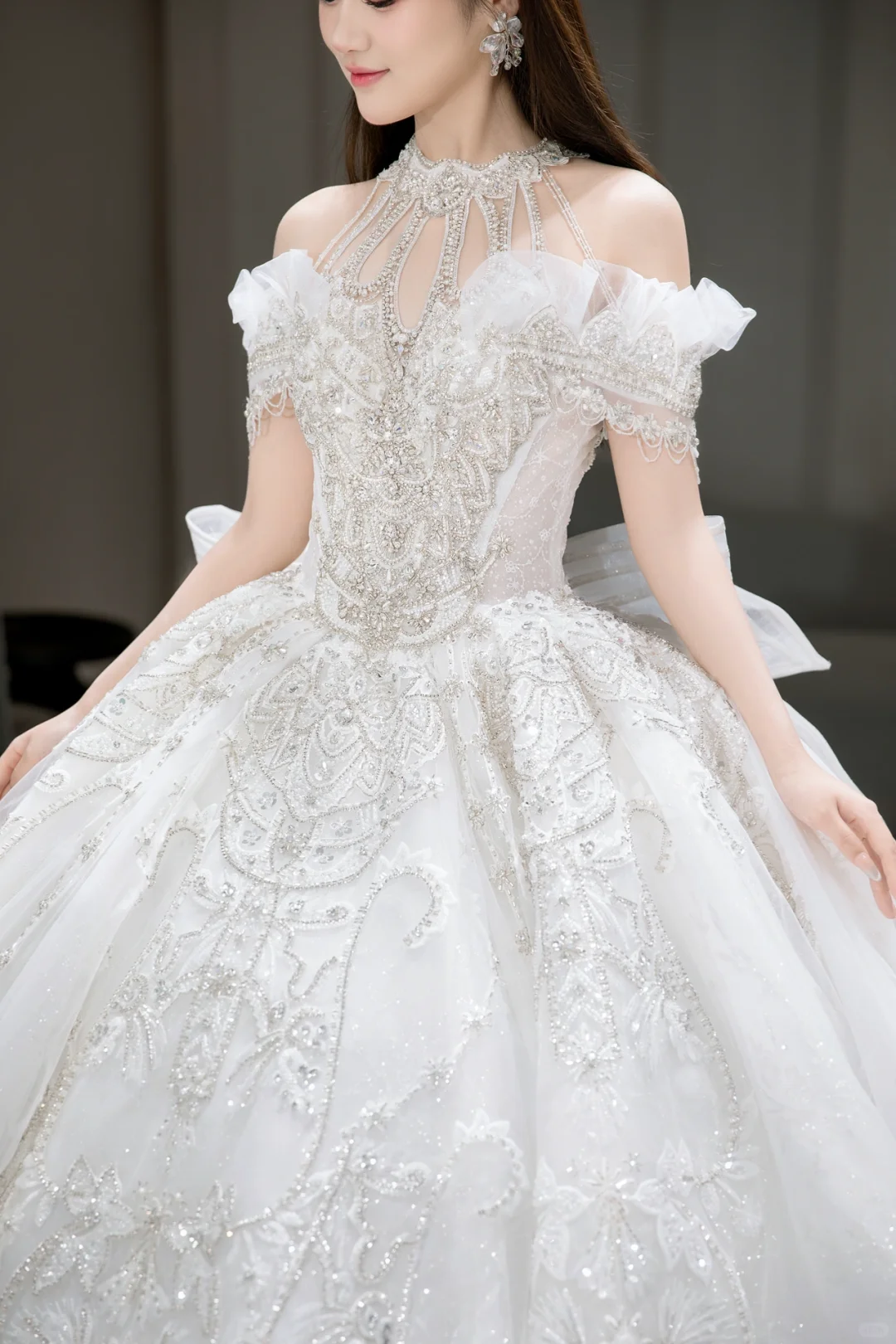 Robe de mariée longue intemporelle en tulle, épaules dénudées, sequins et perles, C4031