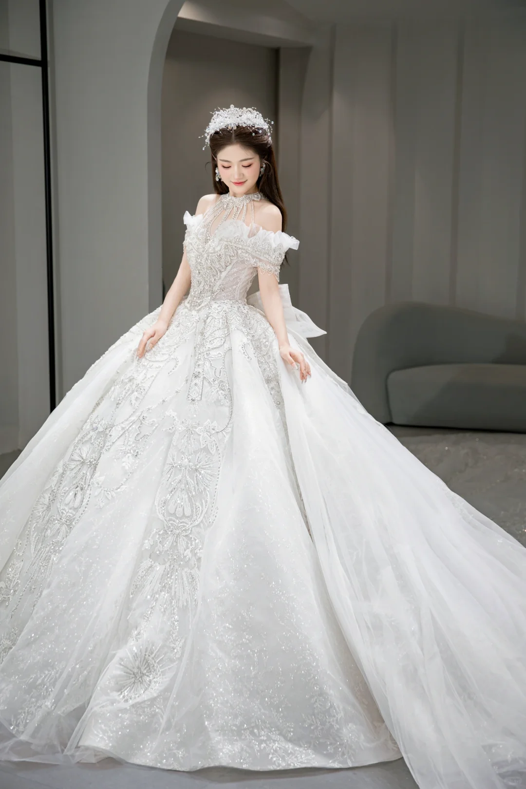 Robe de mariée longue intemporelle en tulle, épaules dénudées, sequins et perles, C4031