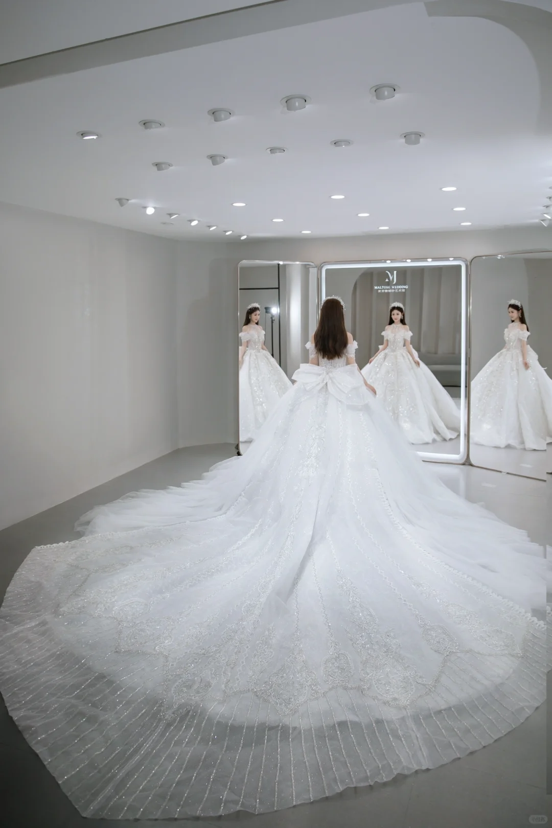 Robe de mariée longue intemporelle en tulle, épaules dénudées, sequins et perles, C4031