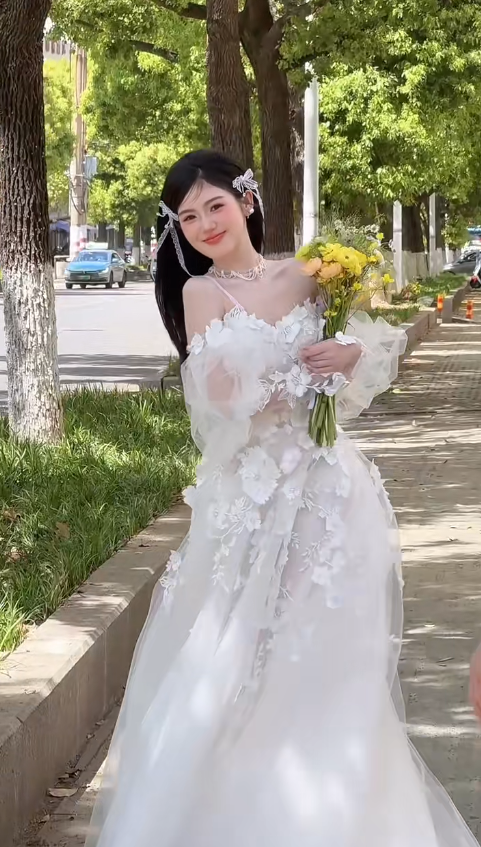Robe de mariée trapèze à épaules dénudées et manches longues en tulle avec appliques C4032