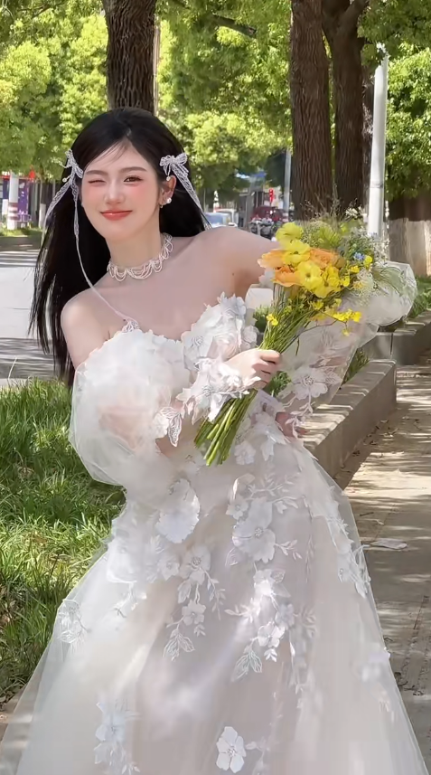 Robe de mariée trapèze à épaules dénudées et manches longues en tulle avec appliques C4032