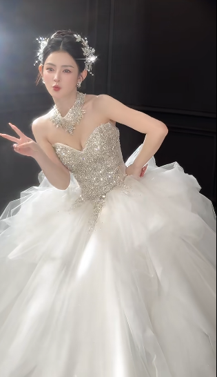 Superbe robe de mariée longue en tulle à sequins et décolleté en cœur C4041