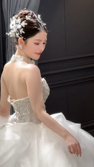 Superbe robe de mariée longue en tulle à sequins et décolleté en cœur C4041
