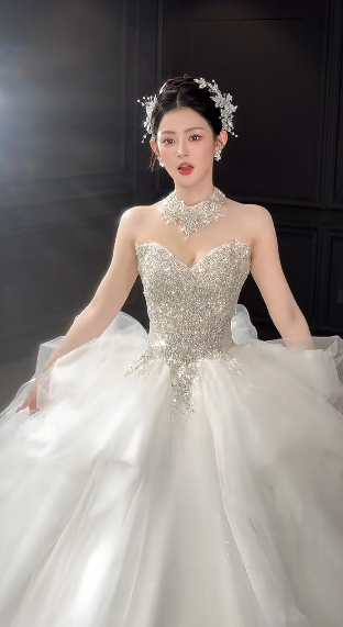 Superbe robe de mariée longue en tulle à sequins et décolleté en cœur C4041