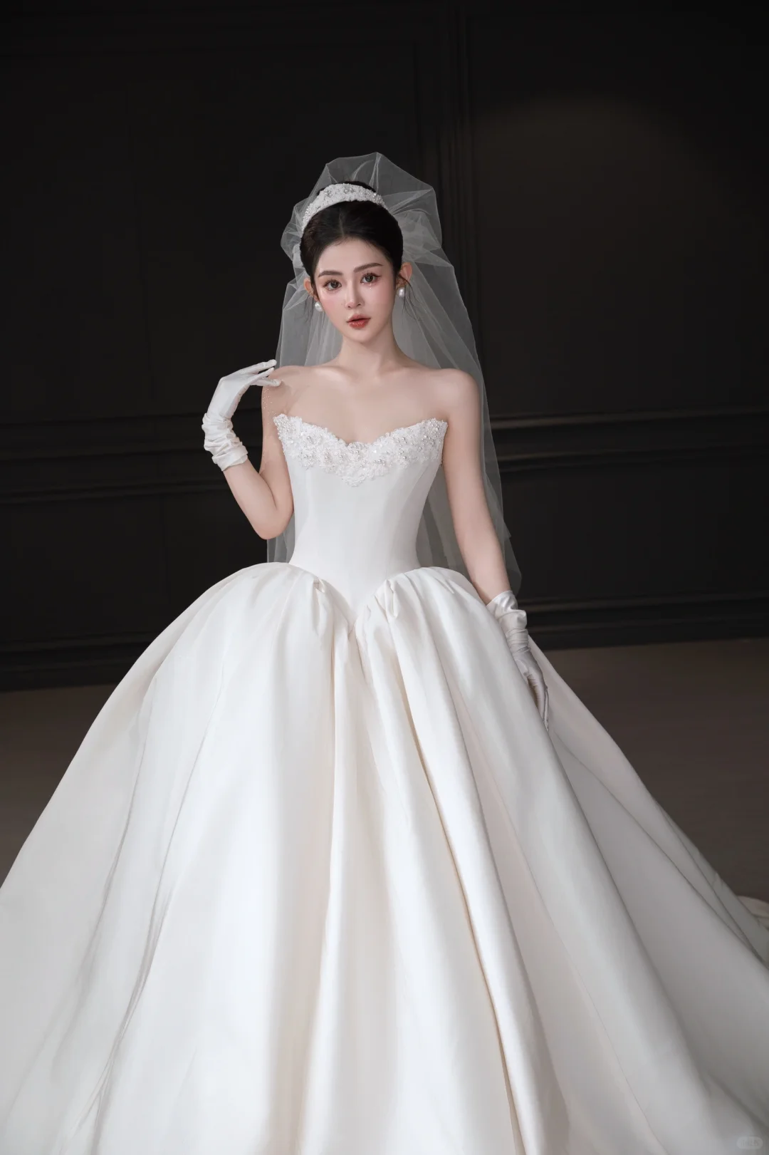 Robe de mariée longue en satin, simple et élégante, sans bretelles, avec voile et gants, C4042