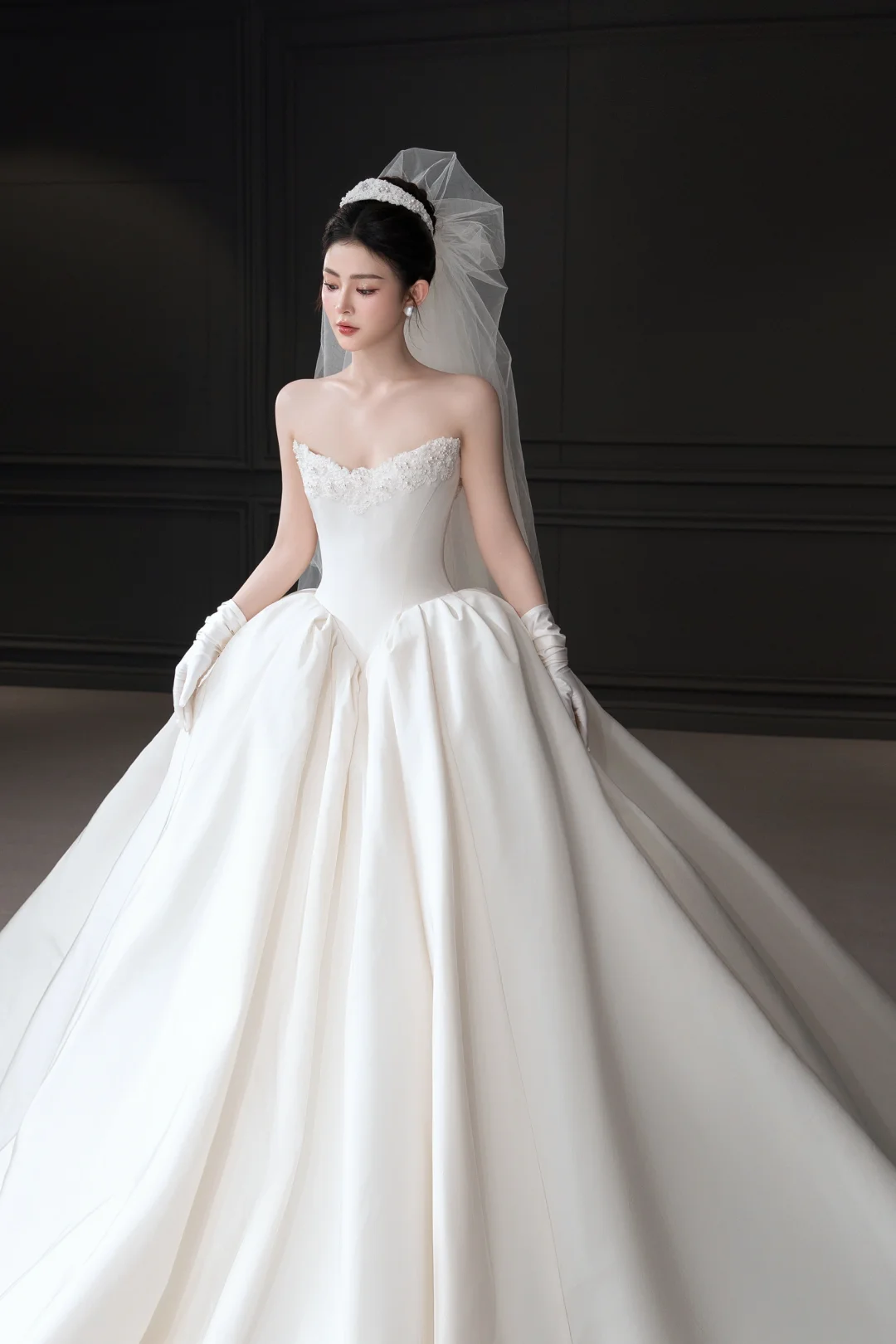 Robe de mariée longue en satin, simple et élégante, sans bretelles, avec voile et gants, C4042