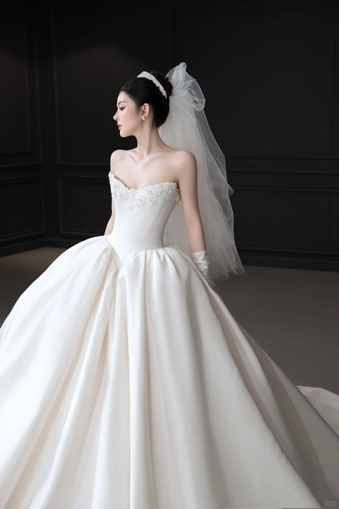 Simple Elegant Ball Gown Strapless Satin Applique With Veil Gloves Long Wedding Dresses C4042