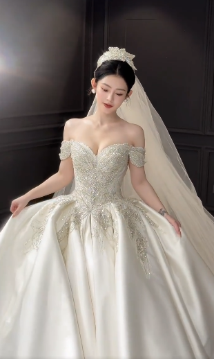 Robe de mariée longue élégante en satin à épaules dénudées et perles avec voile C4044