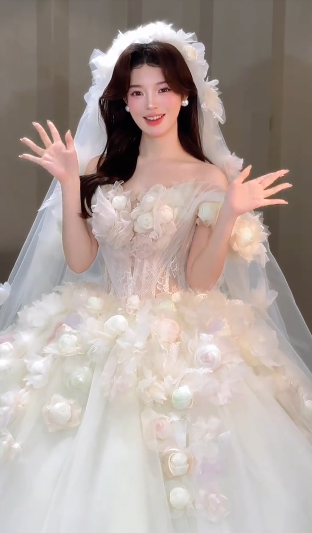 Robe de mariée longue vintage à épaules dénudées et voile appliqué C4047