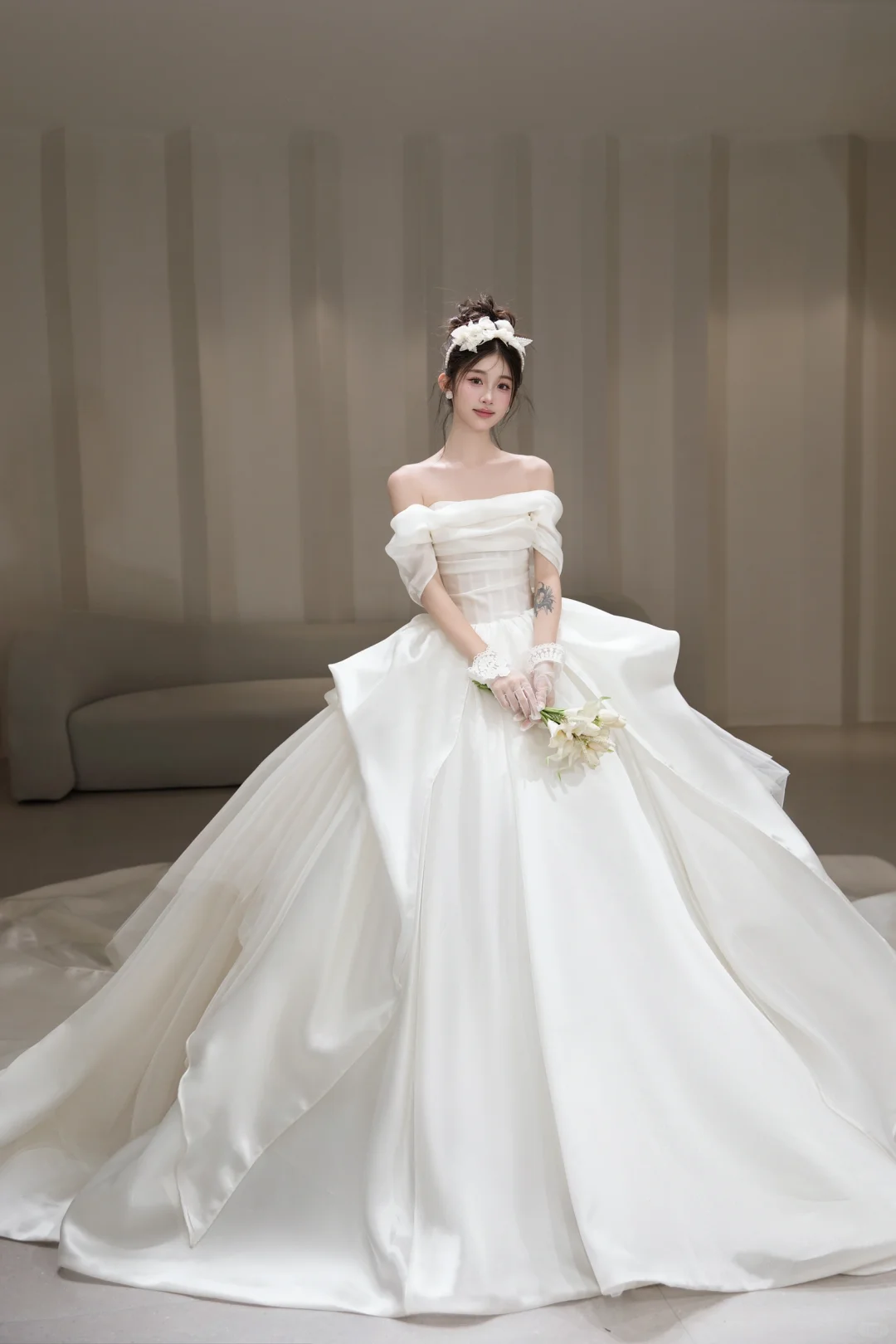 Jolie robe de mariée longue en satin à épaules dénudées C4048