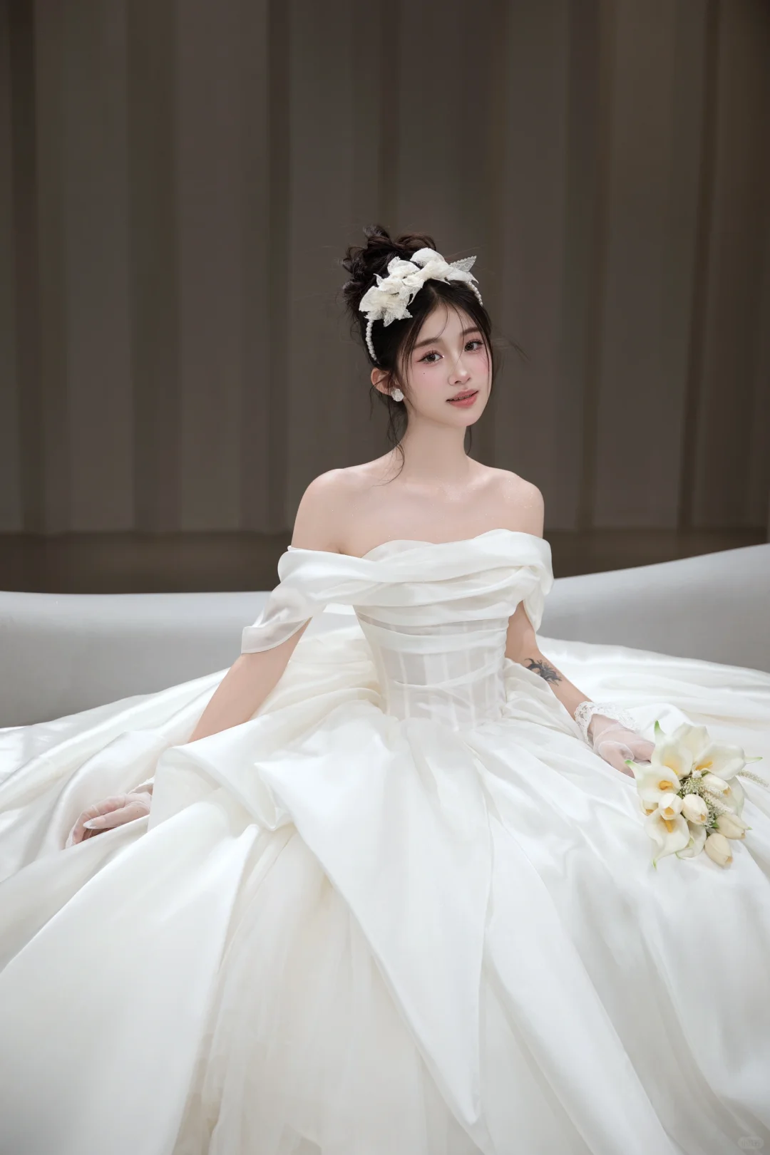 Jolie robe de mariée longue en satin à épaules dénudées C4048