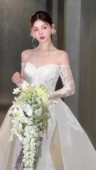 Robe de mariée élégante sirène à épaules dénudées et manches longues en dentelle C4057
