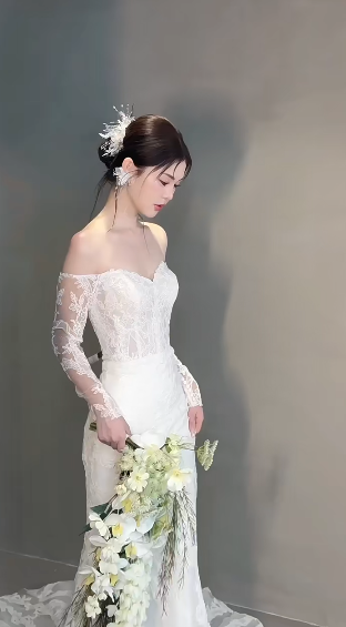 Robe de mariée élégante sirène à épaules dénudées et manches longues en dentelle C4057