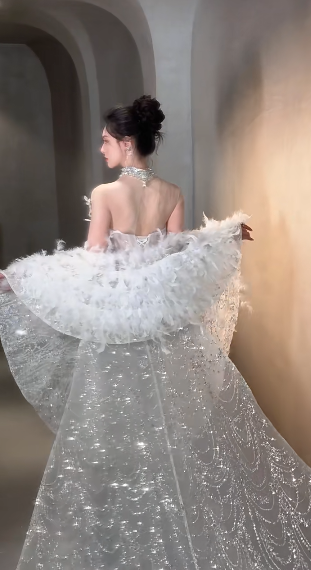 Superbe robe de mariée sirène bustier en tulle à sequins et cape longue C4058