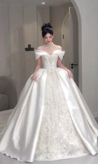 Superbe robe de mariée longue en satin, épaules dénudées, dentelle et perles, C4067
