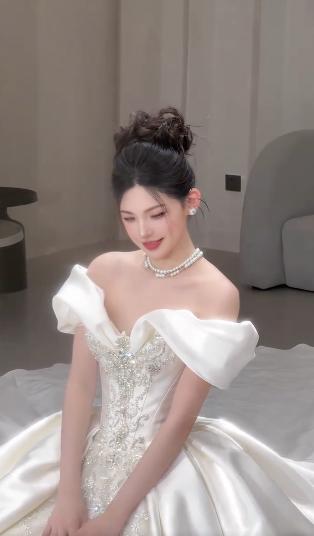 Superbe robe de mariée longue en satin, épaules dénudées, dentelle et perles, C4067