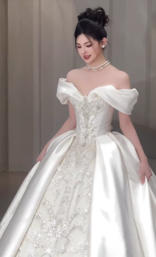 Superbe robe de mariée longue en satin, épaules dénudées, dentelle et perles, C4067